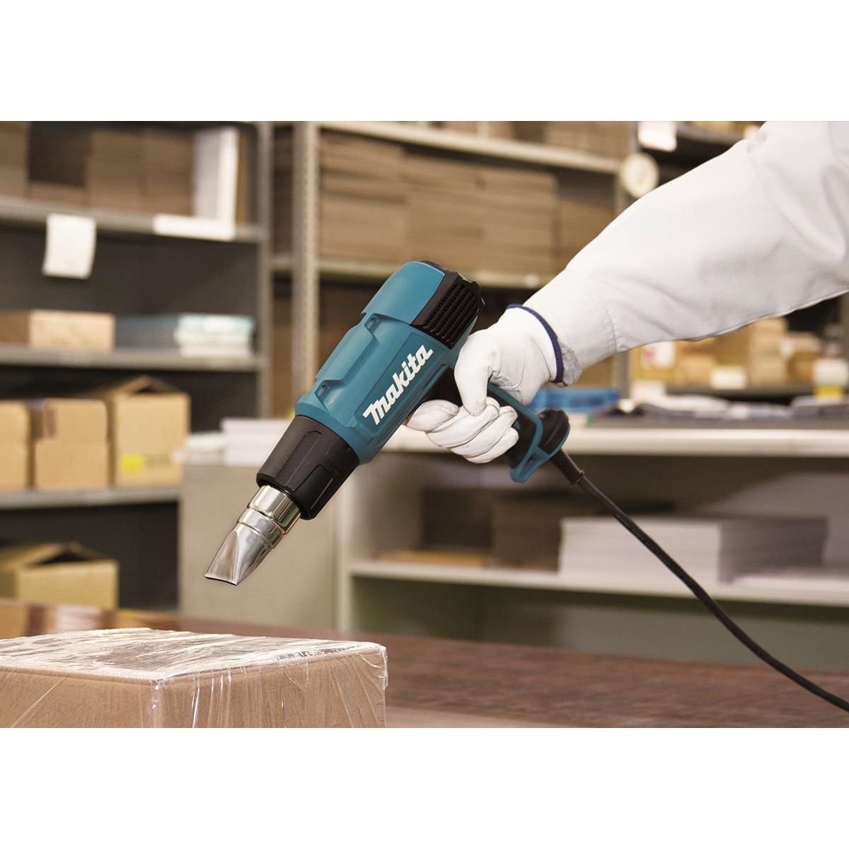 makita_hg5030k_500_c_heat_gun_in_use_1